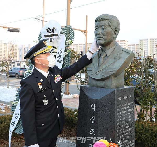 목포해양경찰서는 “제25대 서장으로 취임한 임재수 총경(52)이 노을공원에서 故(고)박경조 경위 흉상에 헌화 및 분향을 하며 추모식을 엄숙하게 거행했다”고 13일 밝혔다.(사진_목포해양경찰서)