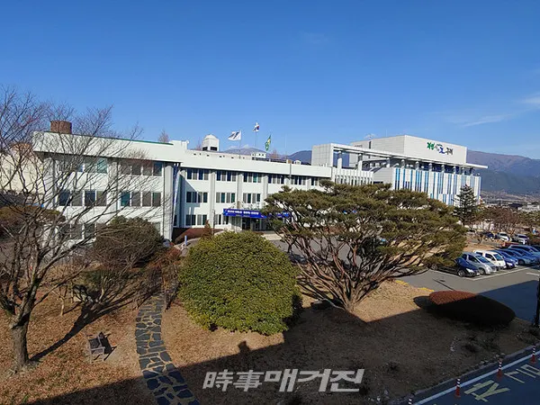 구례군은 “2월 3일까지 ‘구례정착 보금자리 조성사업’ 신청 접수를 받는다"고 22일 밝혔다.사진은 구례군 청사 전경이다.(사진_송상교기자)