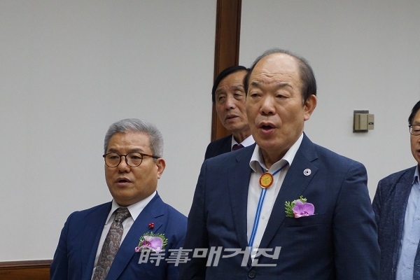 『3.1운동 100주년기념 및 UN/유네스코세계기록유산등재를 위한 2019-3.운동 포럼』식장에서 애국가를 부르는 김희선 회장(좌측)과 김영진 이사장(우측)