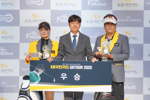 지난 27일(일) 대전 골프존 조이마루 전용 경기장에서 열린 ‘2020 KB국민카드 GATOUR 5차 결선’ 시상식에서 (왼쪽부터) 여자부 우승자 윤순오, 골프존 김홍기 팀장, 남자부 우승자 김성필이 기념 촬영을 하고 있다.