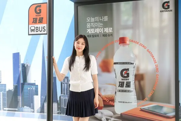 게토레이 제로 홍보모델인 전 피겨스케이팅 선수 김연아는 지난 17일 팝업스토어 오픈을 축하하기 위해 현장을 찾아 '제로 칼로리' 미션을 체험했다.(사진_게토레이)