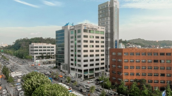 오는 1월 19일까지 2023학년도 1학기 신입생 및 편입생을 모집하는 서울디지털대학교가 입학생 전원 장학 혜택을 제공한다.[사진제공=서울디지털대]