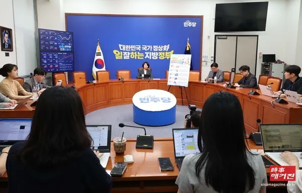 한정애 더불어민주당 선거대책위원회 정책본부장이 17일 오전 서울 여의도 국회에서 '대한민국 국가 정상화, 일 잘하는 지방정부'-제9회 전국동시지방선거 민주당 청년 공약을 발표하고 있다 (사진출처 = 뉴시스)