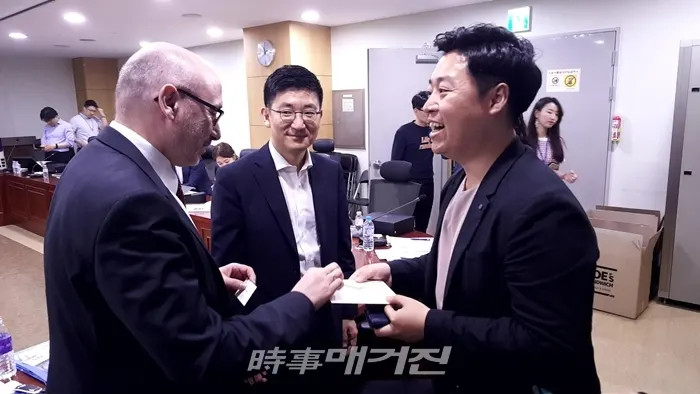 왼쪽으로부터 라이체 사무총장, 김세연 여의도연구원장,정원석 강남을 당협위원장