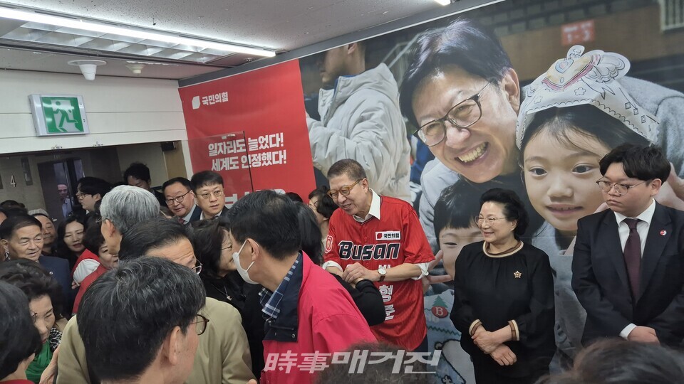 2일 오전 부산 서면의 한 빌딩에서 열린 선거사무소 개소식에 앞서 박형준 국민의힘 부산시장 후보가 유권자와 악수하며 지지자들을 맞이하고 있다.(사진_한창기 선임기자)