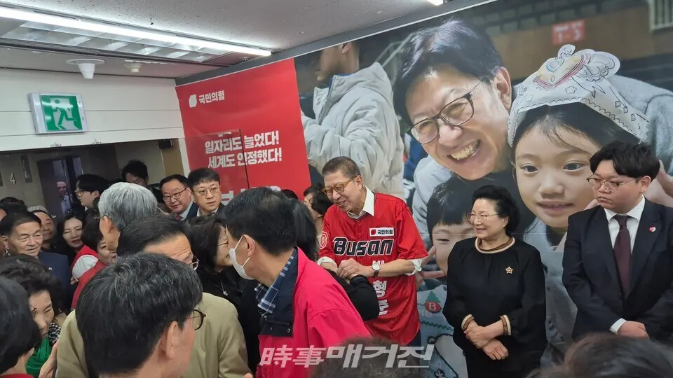 2일 오전 부산 서면의 한 빌딩에서 열린 선거사무소 개소식에 앞서 박형준 국민의힘 부산시장 후보가 유권자와 악수하며 지지자들을 맞이하고 있다.(사진_한창기 선임기자)