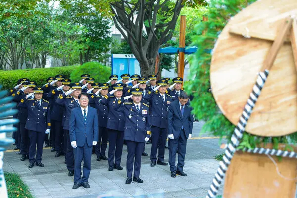 21일 오전 식전행사로 진행된 ‘부산경찰 추모공간(동백광장)’ 참배 장면.(사진_부산경찰청)
