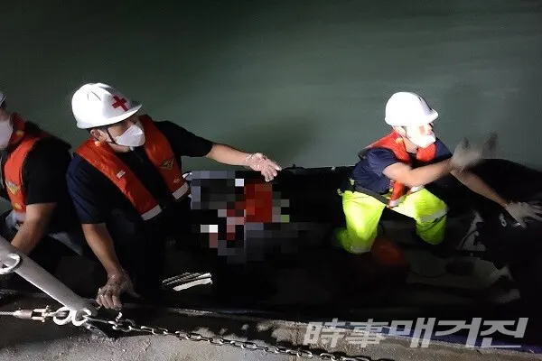 목포해경이 신안군 신의도에서 얼굴을 다쳐 병원 진료가 필요한 응급환자를 경비함정 고무보트를 이용해 육지로 이송하고 있다/사진=목포해양경찰서 제공