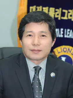 ▲ 강원섭 회장은 “예전의 미덕으로 여겼던 공동체 의식이 날로 약화되고 이기주의적인 사고가 주류를 이루는 요즘에 우리의 작은 봉사 실천이 미력하게나마 다른 사람들에게 좋은 본보기가 될 수 있도록 노력하겠습니다”라고 말했다.