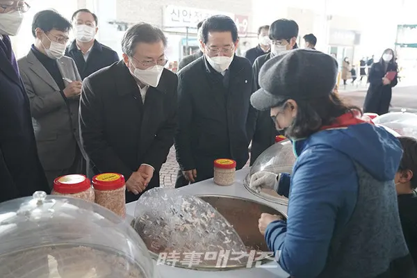 문재인 대통령은 5일  ‘세계 최대 해상풍력단지 48조 투자협약식’ 후 신안젓갈 타운을 찾았다.(사진_청와대 대변인실)