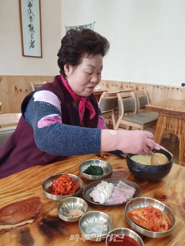 ㈜JD 인동주마을의 대표메뉴인 인동주와 홍어삼합