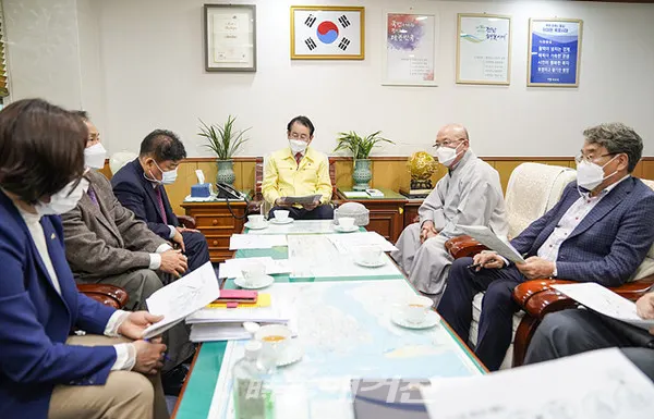 목포시는 "19일 지역 종교계(개신교, 천주교, 불교) 관계자와 간담회를 갖고 코로나19의 지역사회 전파 차단에 협조를 요청했다"고 20일 밝혔다.(사진_목포시청)