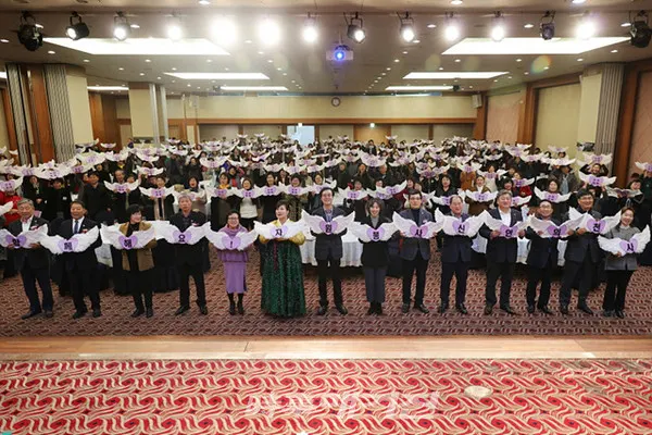 신안군은 6일 제14회 자원봉사자의 날을 기념하는 「2019 신안군 자원봉사자 대회」를 신안군여성자원봉사자회(김매자 회장) 주관으로 목포신안비치호텔에서 박우량 신안군수를 비롯한 국회의원, 전라남도의회 의원, 신안군의회 의원 및 자원봉사자 300여 명이 참석한 가운데 성대하게 개최했다.(사진_신안군청)