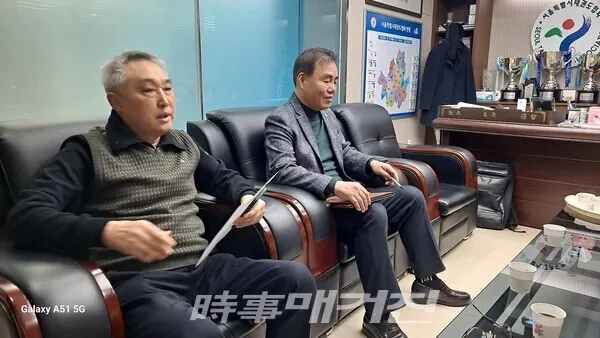왼쪽 박창식 상임부회장, 오른쪽 이자형 회장(사진_이재욱 기자)