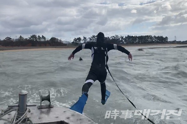 무안 홀통 앞 바다에서 익수자를 발견한 해양경찰관이 구조를 위해 바다에 직접 입수하고 있다/사진=목포해양경찰서 제공
