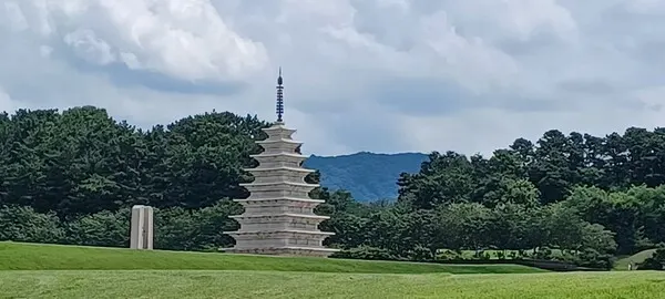 1974년에 동탑의 터를 발굴한 것을 시작으로 1980년부터 1996년까지 절터 전체에 대한 발굴조사가 진행되었고, 1991년부터 1993년까지 동탑을 복원했다. 고증을 거치지 않고 복원한 까닭에 ‘문화재’라기보다는 ‘복원품’ 수준이었다.(사진_안나겸 기자)