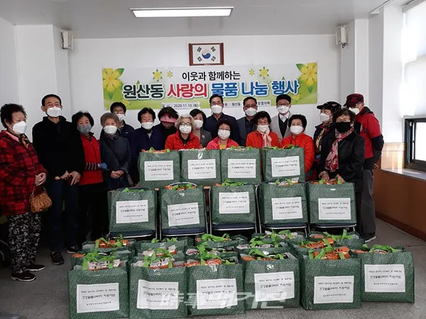 목포시는 “원산동지역사회보장협의체가 지난 10일 건강물품 꾸러미 25셋트(200만원 상당)를 취약계층 홀몸어르신과 장애인 등 25세대에 전달하는 행사를 가졌다”고 11일 밝혔다.(사진_목포시청)
