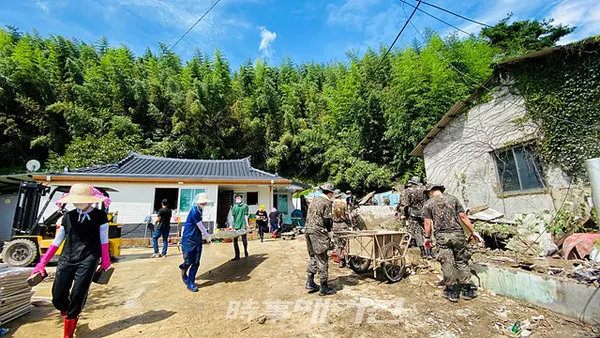 민관군이 하나되어 지난 10일부터 사흘 간 지속되고 있는 다시면 침수 피해주택 복구 현장에서 구슬땀을 흘리고 있다.(사진_나주시청)