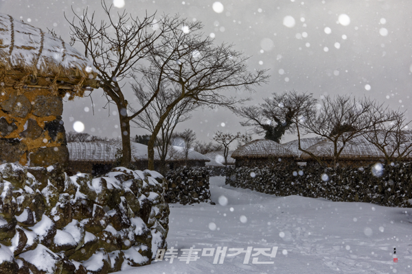 신준철 작가  '초가의 겨울'