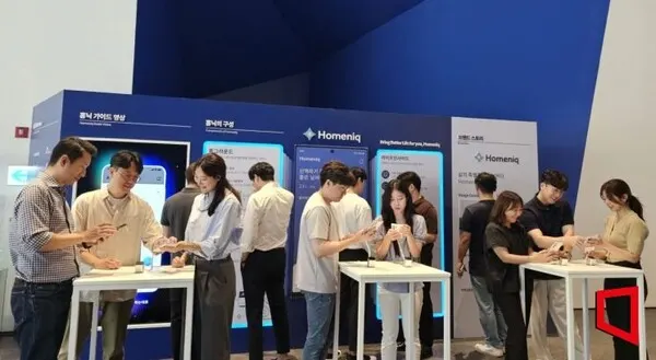 지난해 8월 '래미안 더 넥스트' 행사 현장에서 방문객이 '홈닉 서비스'를 체험하는 모습.(사진_삼성물산)