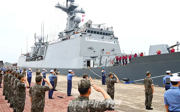 대한민국 해군 환태평양훈련(RIMPAC) 전대는 ‘2020 환태평양훈련’ 참가를 위해 7월 18일 오전 제주민군복합항에서 출항했다.사진은 해군 환태평양훈련(RIMPAC) 전대가 2020 환태평양훈련 참가를 위해 7월 18일 오전 제주민군복합항에서 출항했다. 2020 환태평양훈련에 참가하는 충무공이순신함이 장병들의 환송을 받으며 제주민군복합항에서 출항하고 있다.(사진_해군)