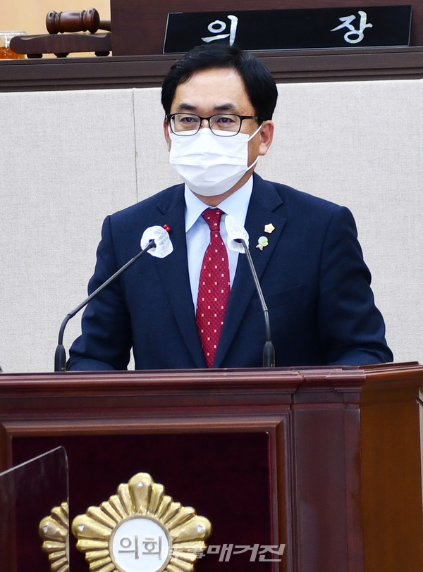 이상우 여수시의원은 "생활형숙박시설을 숙박업 이외의 다른 용도로 사용할 수 없도록 관리감독을 철저히 해야 할 것”이라며 “웅천에 준공 예정인 2000여 세대의 생활형숙박시설도 전수조사해야 한다”고 촉구했다.