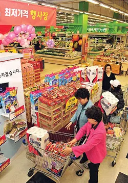 ▲ 경기불황으로 인해 소용량 상품 구매가 알뜰 소비의 한 방법으로 자리잡고 있다. 상품을 대용량으로 묶어 낮은 가격에 판매하는 것이 특징인 대형마트에 ‘소량’ 바람이 불고 있다.