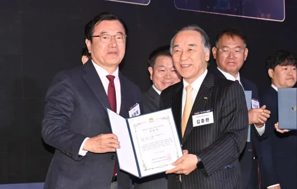 이현재 하남시장이 ‘2025 혁신성장 포럼’에 참석하여 인증서를 전달받고 있디. (사진_하남시)