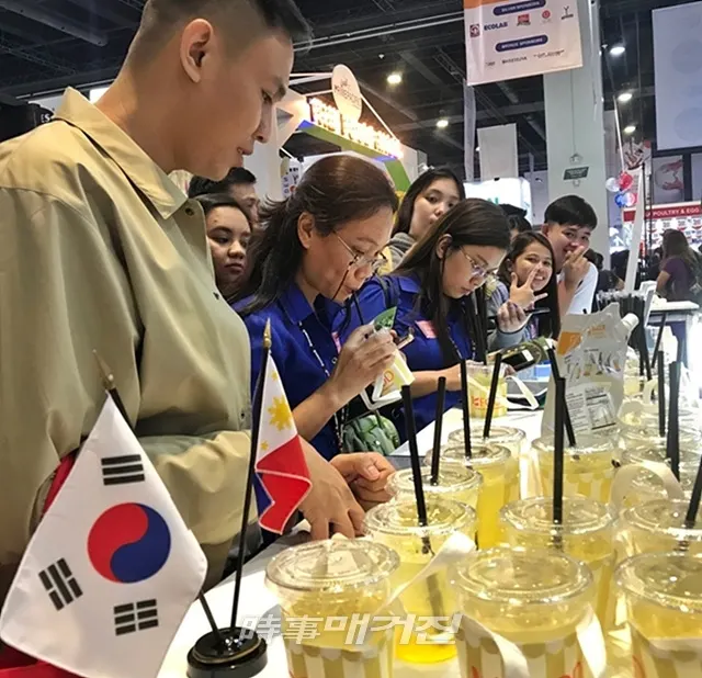 필리핀식품박람회 한국관 유자에이드 시음‧시식 현장. (사진_한국농수산식품유통공사)