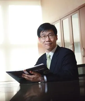 ▲ 국민대학교 경영대학원 김용민 원장은 국제적인 감각을 지닌 경영인을 배출하기 위해 다방면에서 노력을 아끼지 않고 있다.