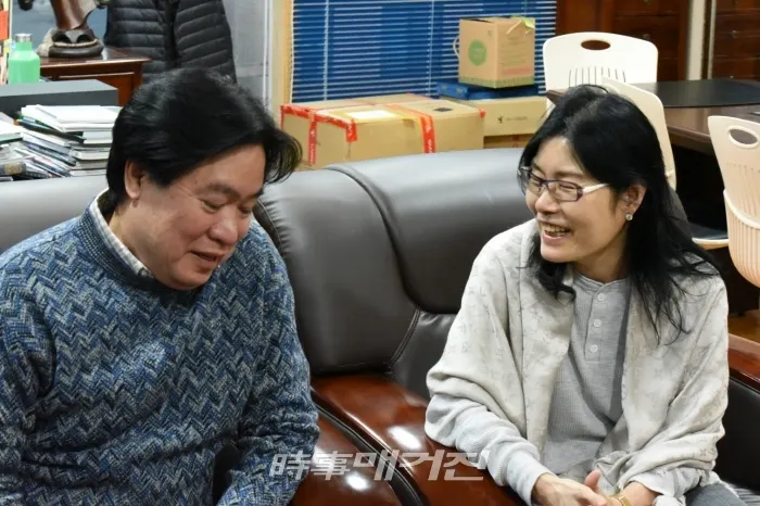 인터뷰를 하고 있는 탄 윈(Dr. Than win)박사와 부인 강영애 씨