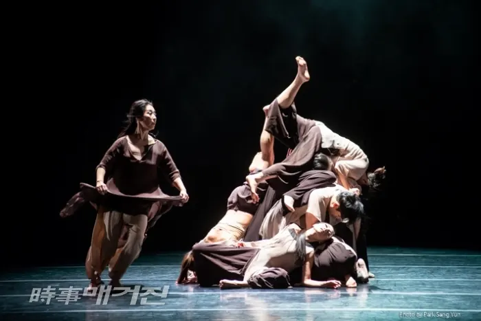 최지연 안무의 '몸_4개의 강 一夜九渡河(일야구도하)' (시사매거진 = 박상윤 문화전문 사진기자)