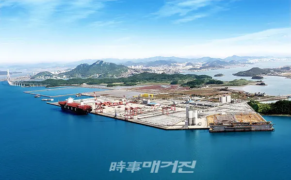 목포시는 신재생에너지, 관광산업, 수산식품산업을 3대 미래전략산업으로 선정하고 선제적 대응으로 굵직한 국가사업을 유치하는 성과를 거두며 도시발전의 밑그림을 그려가고 있다. 사진은 목포시 해상풍력발전단지(목포신항) 전경이다.(사진_목포시청)