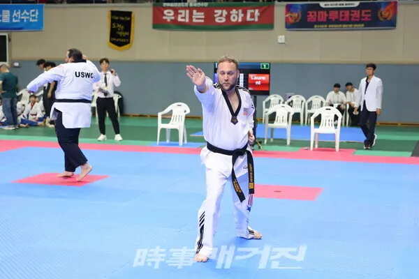 2024광주오픈국제태권도대회   일반부 공인 품새 경연을 펼치고 있는 미국 팀 선수 (사진_정연수 기자)