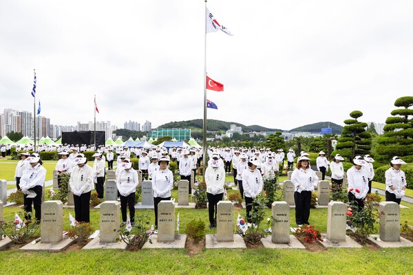 추모제 참석자들이 UN전몰용사 묘역 앞에서 묵념하며 6·25전쟁 참전용사의 희생을 기리고 있다.(사진_한국자유총연맹 부산지부)