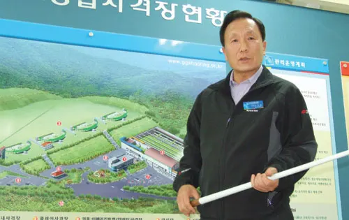 ▲ 지난 2005년 제3대 손석한 본부장. 사격을 하기 전 경기도종합사격장의 시설 현황과 사격에 대한 브리핑을 통해 ‘철저한 안전통제와 교육’으로 즐거운 레저 생활을 즐길 수 있도록 한다.