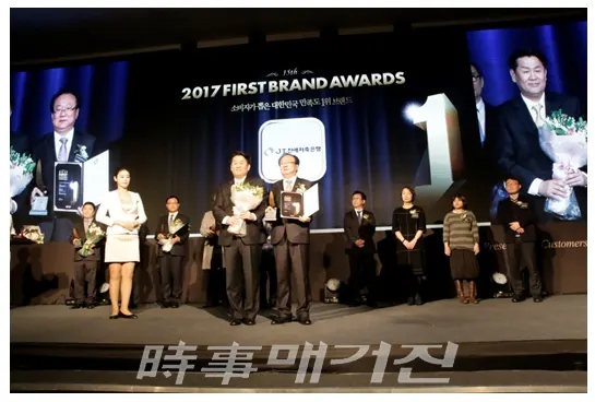 1월 18일 여의도에 위치한 콘래드서울 3층 그랜드볼룸에서 진행된 ‘2017 FIRST BRAND AWARDS’에서 JT친애저축은행이 2년 연속 퍼스트브랜드 대상 저축은행 부문 수상했다. 당시 윤병묵 대표는 “저축은행 본연의 역할인 서민 생활 안정화라는 목표를 위해 달려온 노력을 인정받은 것 같아 기쁘다”며 “2년 연속 대상을 수상한 만큼 2017년에도 대표 서민금융사로서 높은 고객 만족과 강한 신뢰를 줄 수 있는 저축은행이 되기 위해 끊임없이 노력할 것”이라고 전했다.