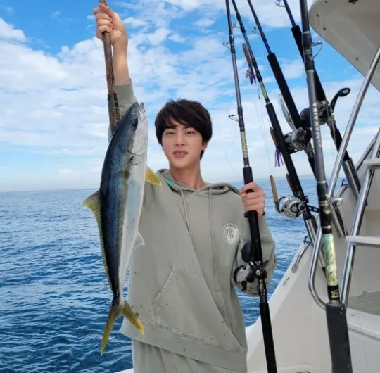 진 슈퍼참치 들고 쇼케이스로 팬 감동(사진=유튜브 캡처)