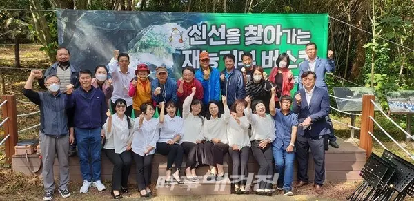 지난 11일 오라동주민자치위원회가 신선을 찾아가는 재능기부 버스킹을 개최했다. (사진_오라동주민자치위원회)