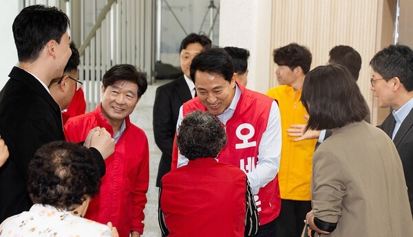 오세훈 국민의힘 서울시장 후보가 지난 8일 서울디지털동행플라자 은평센터를 방문해 어르신과 인사하고 있다.(사진_오세훈 캠프)