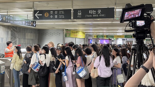 지난 13일 ‘BTS 월드투어 아리랑 인 부산’ 공연 종료 후 부산3호선 종합운동장역에서 부산교통공사 직원이 승강장 진입 인원을 통제하고 있다. 부산도시철도는 공연 이틀간(6월 12~13일) 부산도시철도 이용객 212만  안전사고 없이 수송했다.(사진_부산교통공사)