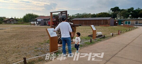 염전체험(사진_안나겸 기자)