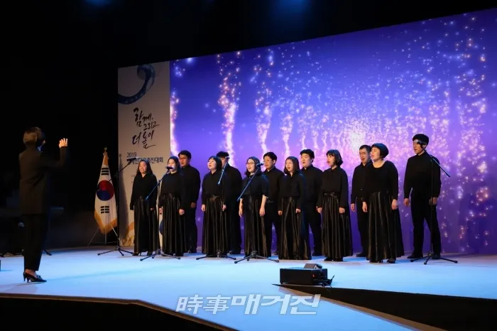 골프존파스텔합창단이 4월, ‘장애인 고용촉진 강조 기간’을 맞아 장애인을 위한 다양한 초청 공연을 선보이며 희망의 하모니를 선사해 화제다. 사진은 지난 17일, 63컨벤션센터 그랜드볼룸에서 열린 ‘2019 장애인 고용촉진대회’에서 축하 무대를 선보이는 골프존파스텔합창단 모습 [사진_골프존 제공]
