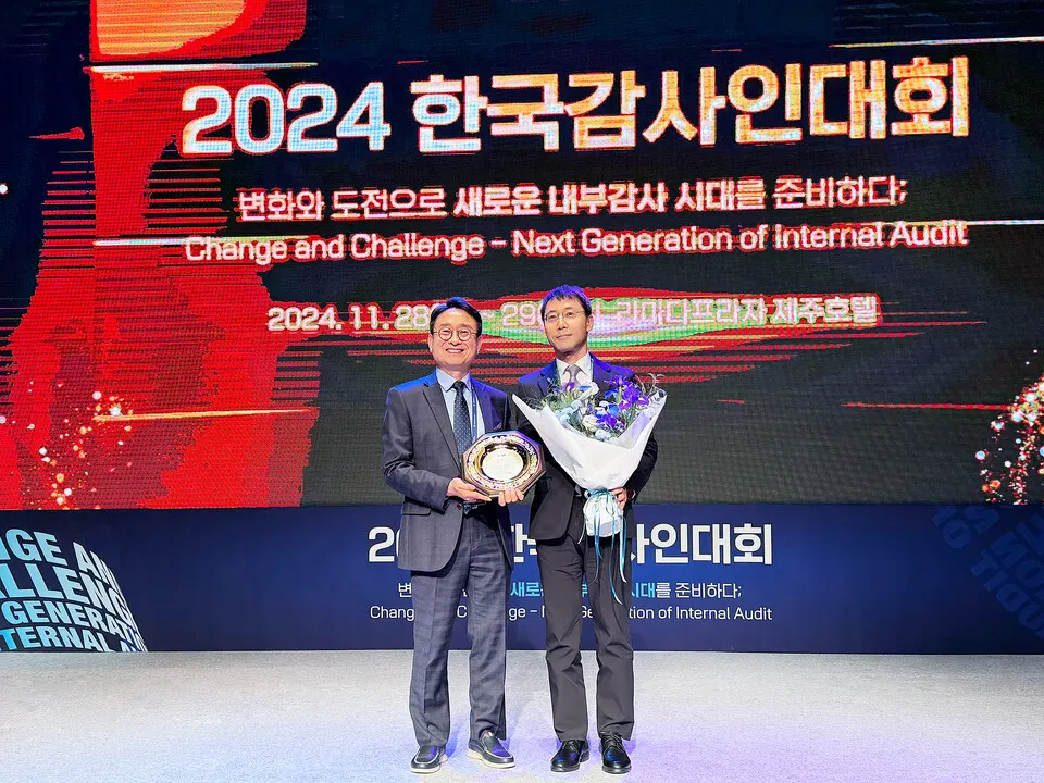 28일 라마다프라자 제주호텔 라마다볼룸에서 개최된 '2024 한국감사협회 감사대상 시상식｣에서 김기덕 캠코 감사실장(오른쪽)이 ‘최우수 내부감사 부문 대상’을 수상하고 이욱희 한국감사협회 회장(왼쪽)과 기념촬영을 하고 있다.(사진_캠코)