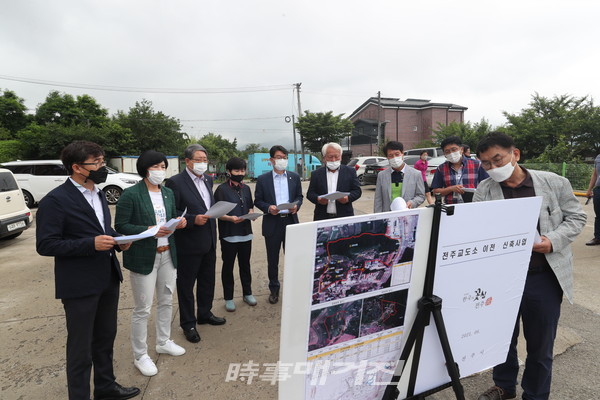 전주시의회 행정위원회가 11일 전주교도소 이전·신축사업에 따른 이주단지를 찾아 현장 활동을 펼쳤다.(사진-전주시의회)