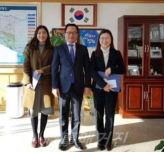 왼쪽부터 정지혜 주무관, 정구창 제1부시장, 성분자 주무관. (사진_창원시청)